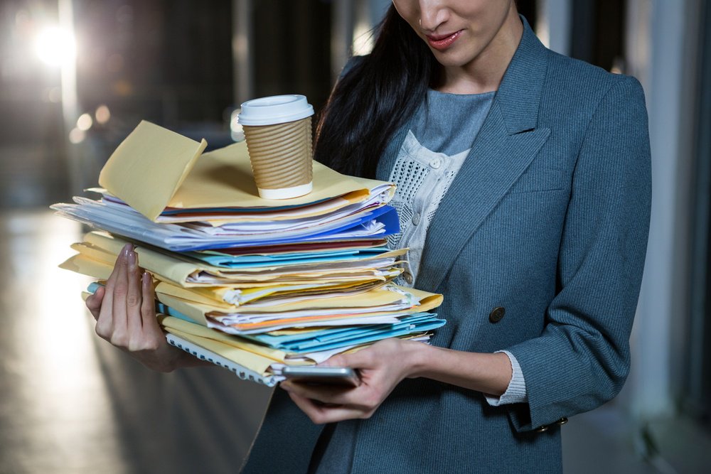 disorganized woman with no productivity in the workplace